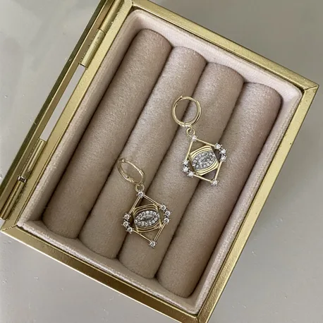 Göz Detaylı Sallantılı Küpe